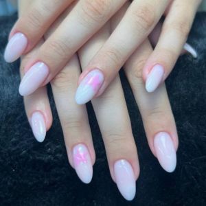 Manucure ongles nude et blancs
