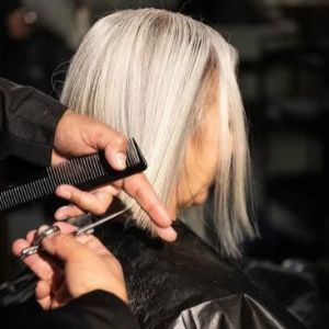 Coupe de cheveux blonds au carré