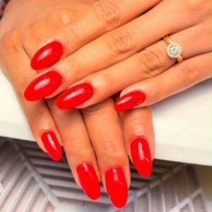 Manucure avec vernis rouge