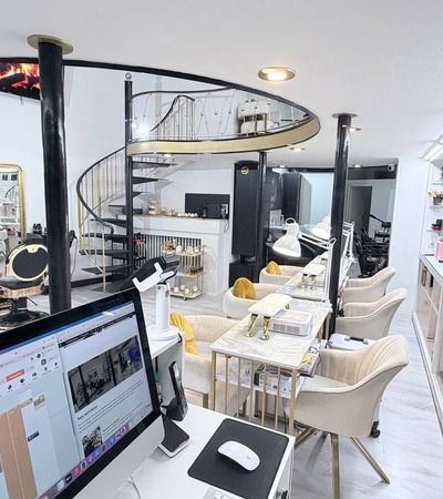 Salon de coiffure avec escalier en colimaçon, TM Studio Beauté