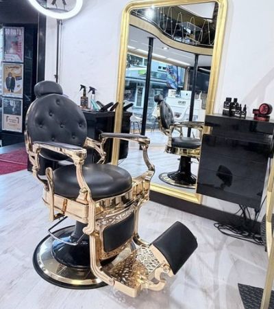Fauteuils de coiffure noirs et dorés du salon