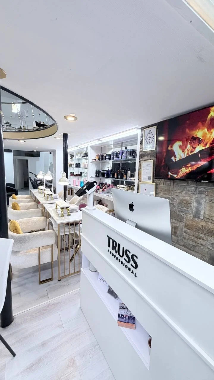 Réception et espace onglerie du salon à Differdange