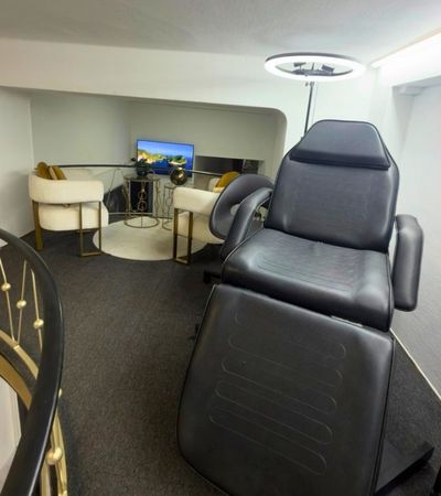 Cabine de soins avec fauteuil esthétique
