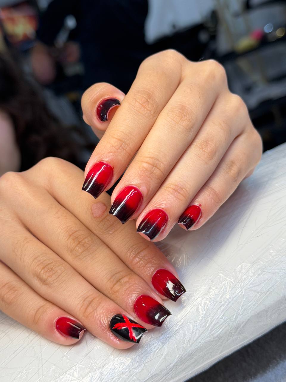 Ongles rouges et noirs avec nail art