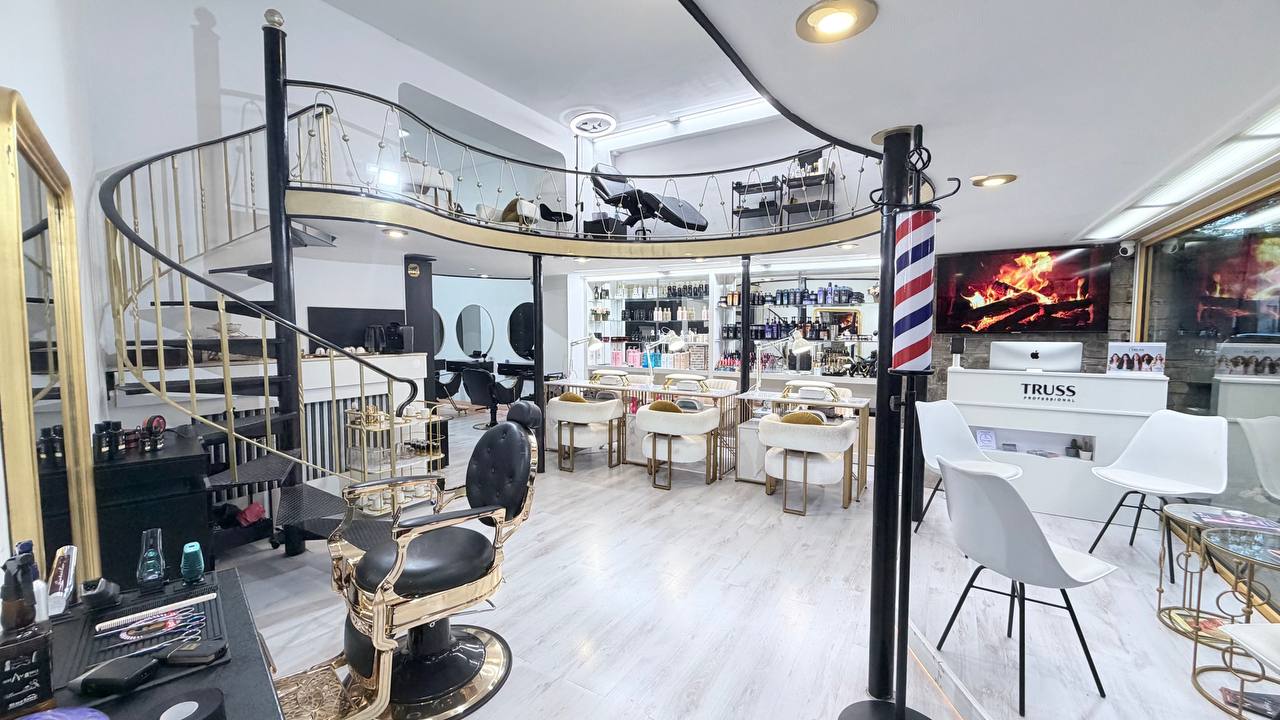 Salon TM Studio Beauté avec poste barbier